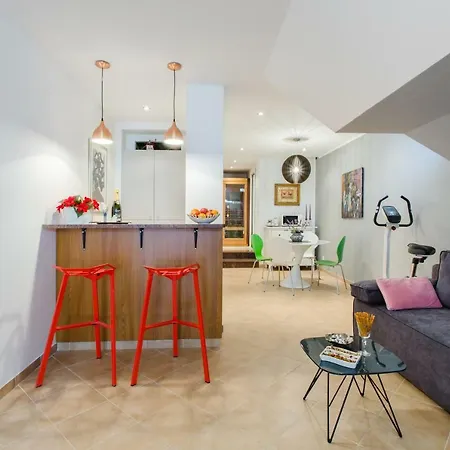 Golden Eagle Apartment *